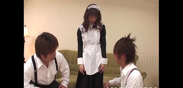  Aiuchi Shiori finds herself surrounded as she works on cleaning an apartment